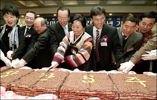 22일 오마이뉴스 창간 5주년 기념식에서 오연호 오마이뉴스 대표기자와 각계인사, 뉴스게릴라들이 축하떡을 절단하고 있다. 